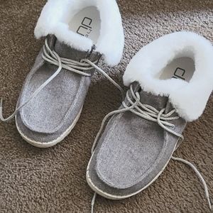 Hey dudes fur lined shoes size 8 25$
